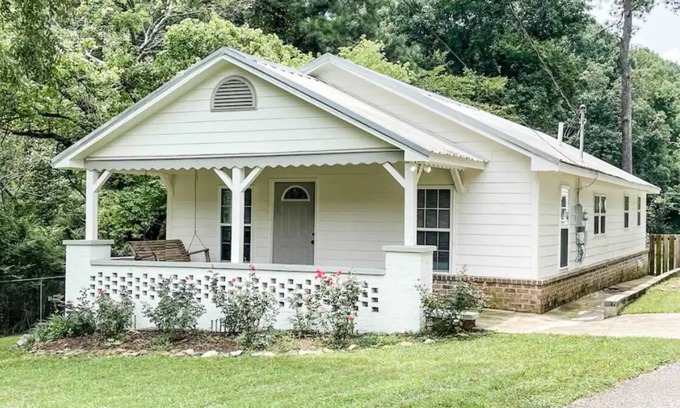 Shannon Maison | Modern, rustic home convenient to Golf Courses, Legacy Arena, Hoover Met + more
