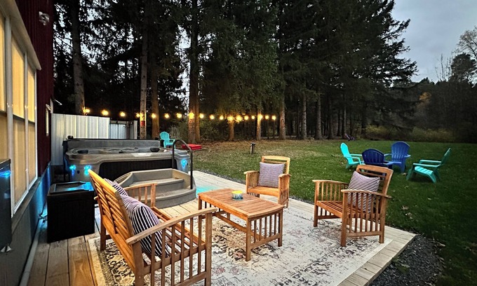 Ithaca Maison | Modern Rustic Retreat- King bed, hot tub, wineries, waterfalls, hiking, Cornell
