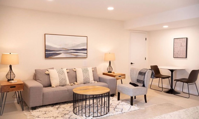 Briargate Appartement | Modern Rustic Retreat - gorgeous, private walkout