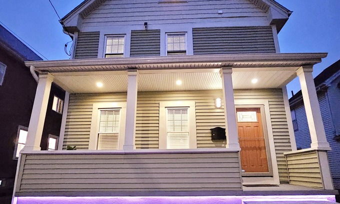 South Medford Maison | Modern Smart Home with EV charger Near Boston & Harvard, 0.7 miles to MBTA