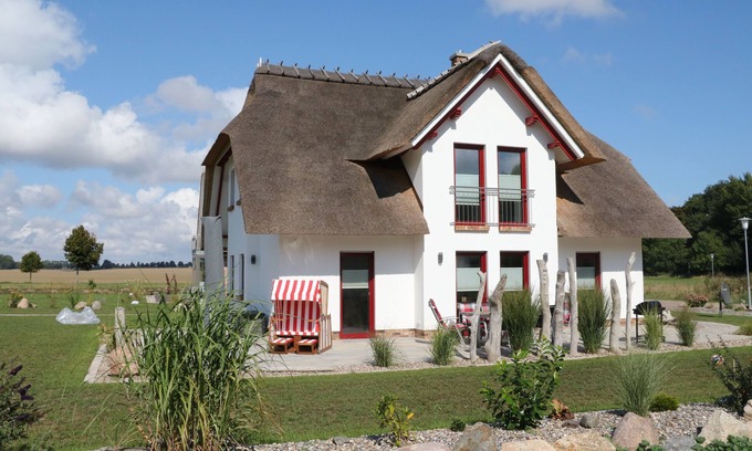 Poseritz Maison | Maison de vacances moderne et spacieuse sous chaume avec cheminée, sauna, WiFi et. eau à proximité