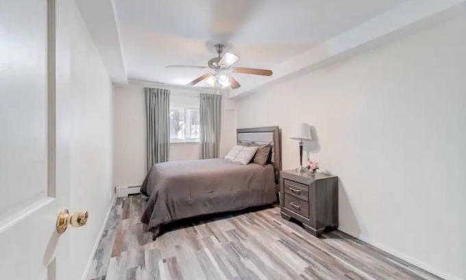 Canarsie Appartement | Modern spacious 2 BD Getaway in vibrant Canarsie Brooklyn with Parking