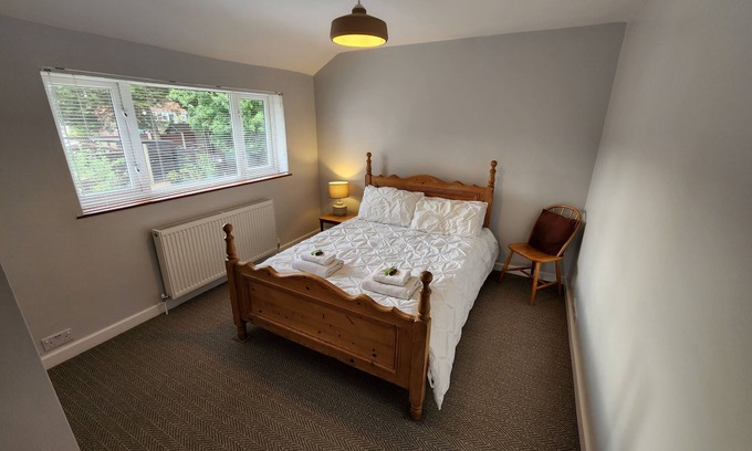 Guildford Maison | Modern, spacious 3BR home in Guildford, sleeps 8