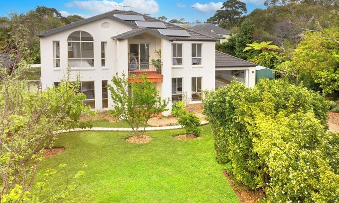 Belrose Maison | Modern spacious 5-bedroom home in Northern Beaches