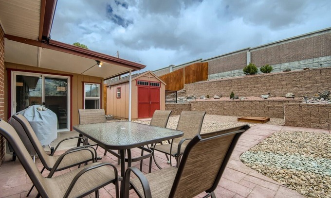 Lamar Heights Area Maison | Modern & Spacious - 5 King Beds With Private Backyard Oasis & Sunroom