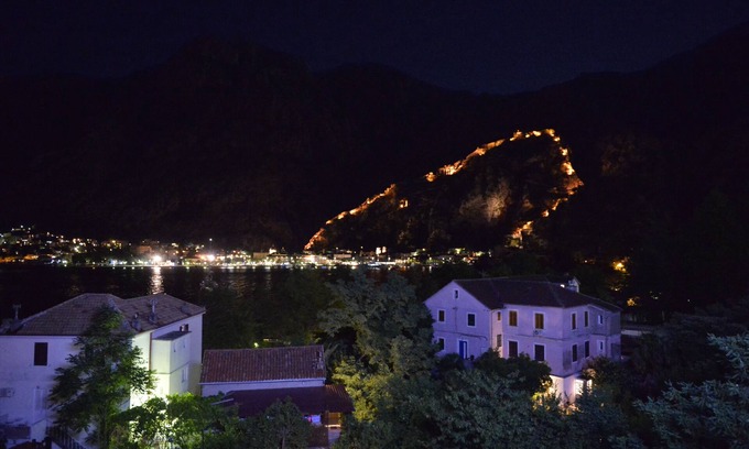 Skaljari Appartement | Modern, spacious apartment near the Old town with a beautiful view