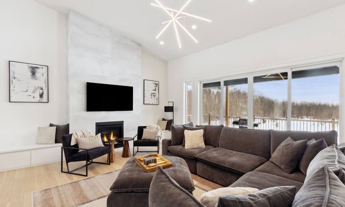 Georgian Bluffs Maison | Modern & Spacious Cobble Beach Golf Retreat