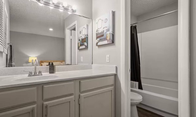 Hancock Appartement | Modern Stay Near Downtown, Fast Wi-Fi+ Parking