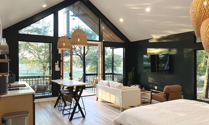 Cedar Creek Cabine | Modern stay on a relaxing ranch with friendly animals to pet and feed.