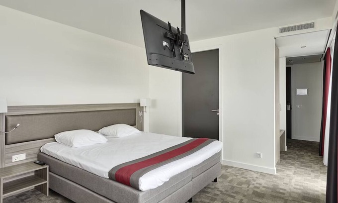 Zestienhoven Hôtel | Modern Stay with Parking, Dining & Easy Airport Walk!