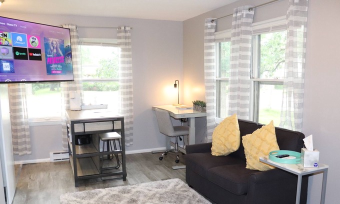Oswego Appartement | Modern Studio 2 mins to Downtown Oswego