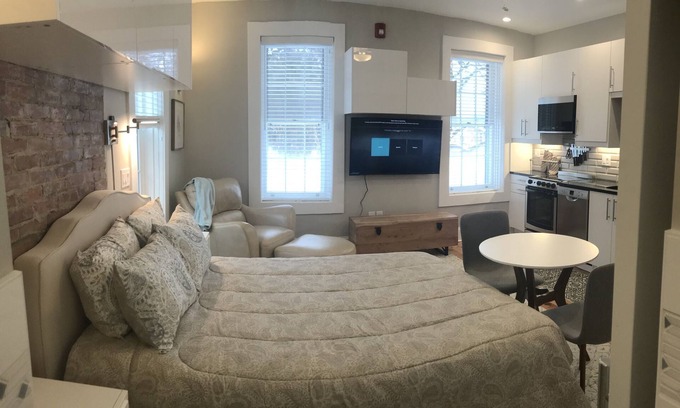 Rochester Appartement | Modern Studio Apartment in Restored Farmhouse -Apt 6