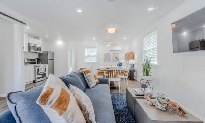 Little Elm Appartement | Mod Guest House near Lake Lewisville Fire Pit Pet Friendly