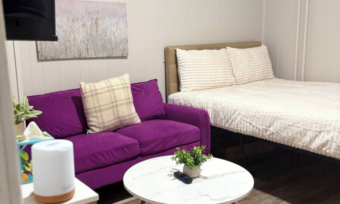 Cumbola Appartement | Modern Studio SmartTV, Coffee Bar & Rainfall Shower