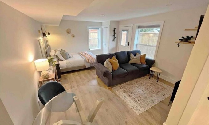 North Cowichan Appartement | Modern studio with soft tub -Ratcliffe Guest Suite