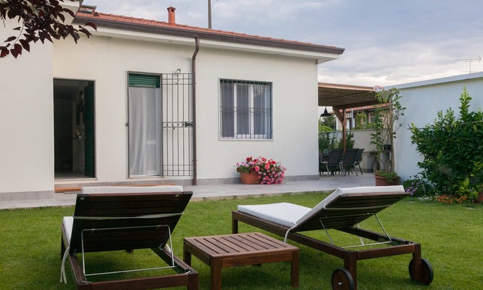 Marina di Carrara Maison | Maison de style moderne avec grand jardin clos.