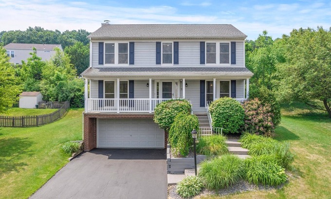 Cranberry Township Maison | Modern & Stylish 5 Bdr Home in Cranberry/Pittsburg