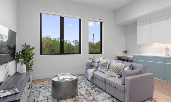 West Congress Appartement | Modern & Stylish 1BR Apartment near SoCo—Sleeps 3