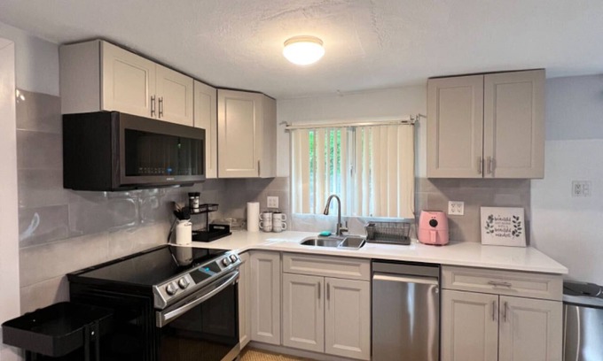 Glen Cove Maison | Modern Stylish 3b3b Home @Glen Cove
