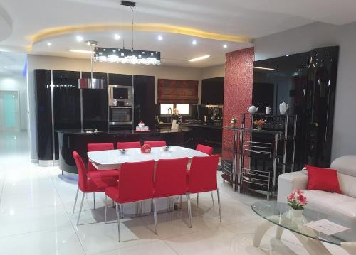 Santa Maria Estate Appartement | Modern, stylish & comfortable 3 bedroom apartment with jacuzzi and private yard with barbeque