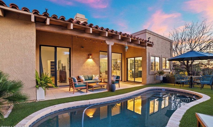 El Conquistador Maison | Modern & Stylish El Con Patio Home on The 3rd
