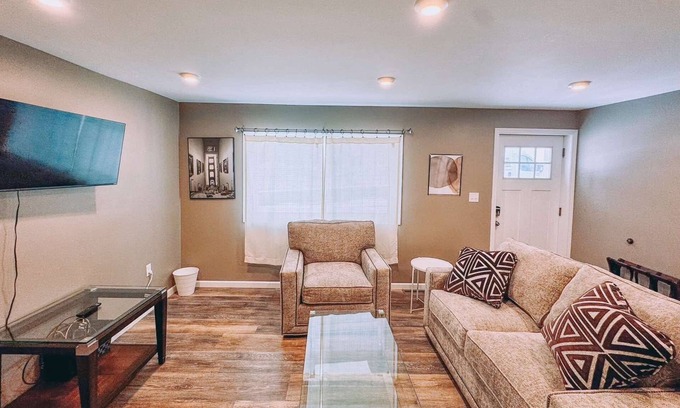 Port Crane Appartement | Modern Suite | Near BU, Hospitals & Downtown | NY