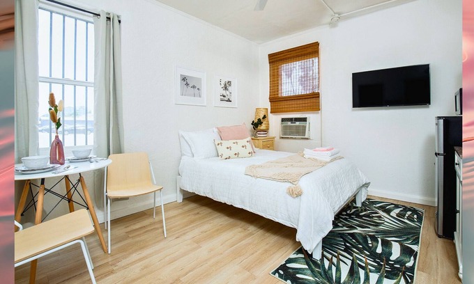 Westlake Appartement | Modern Sunlit Studio Near Downtown LA!