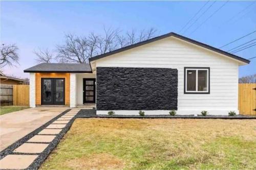 Sweetbriar Maison | Modern Texan sized Home - 4 bed 3 bath