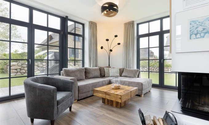 Hohenkirchen Maison | Modern thatched roof house "Haus Seerose" with fireplace and sauna near the beach