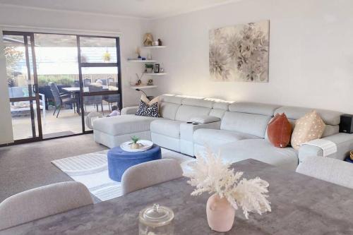 Greenlane - Ellerslie Maison | Modern three bed two and a half bath with in and outdoor flow plus study