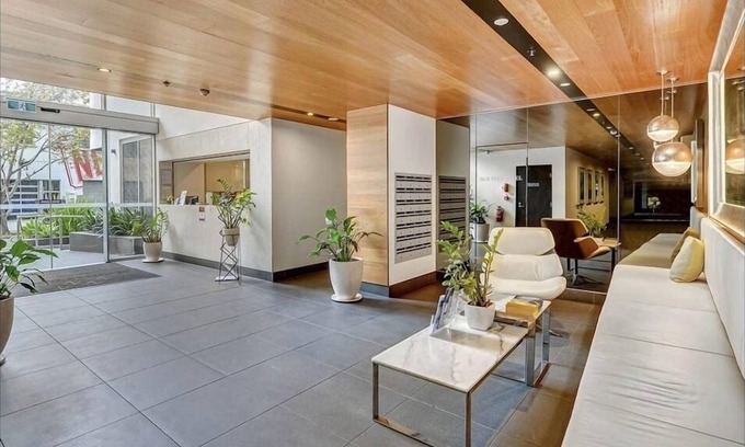 Newstead Appartement | Modern top floor, entire unit with parking, pool & gym