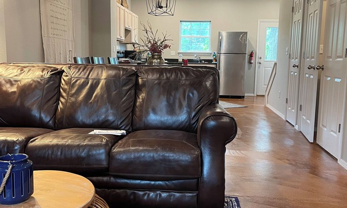 Prairie Grove Maison | Modern townhome 10.1 miles from Razorback Stadium