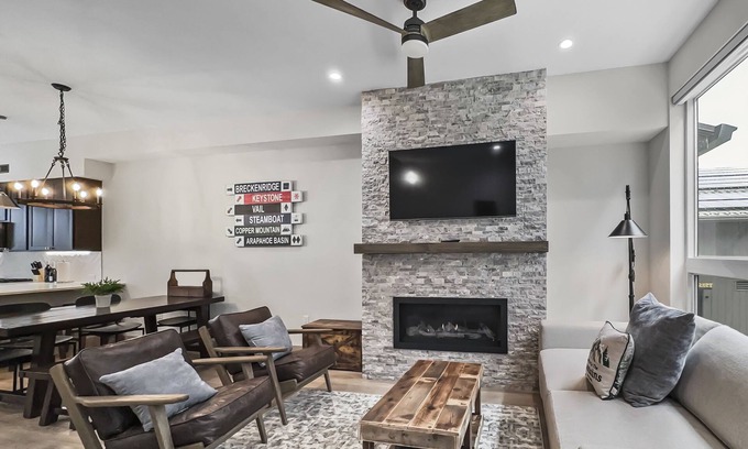 Silverthorne Maison | Modern Townhome, Rooftop Hot tub, Private Garage 58B