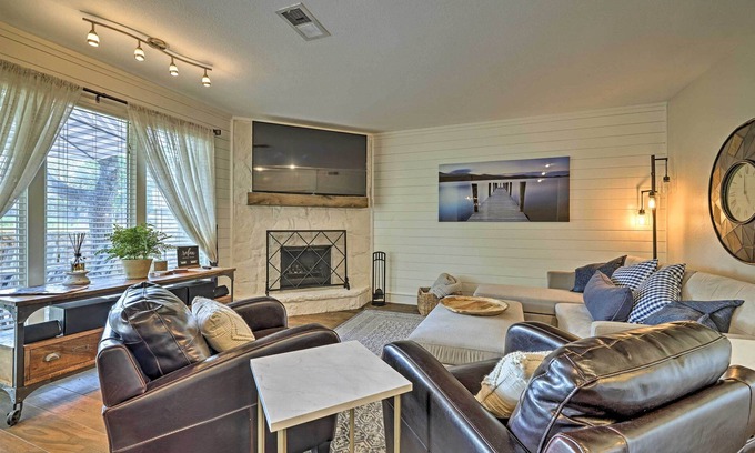 Horseshoe Bay Maison | Modern Townhome w/ Patio, Next Door to Resort
