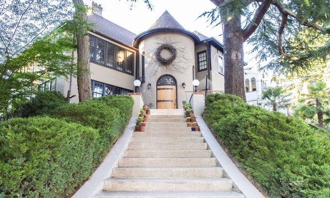Irvington Appartement | Modern Treehouse in Historic Spanish Turret House