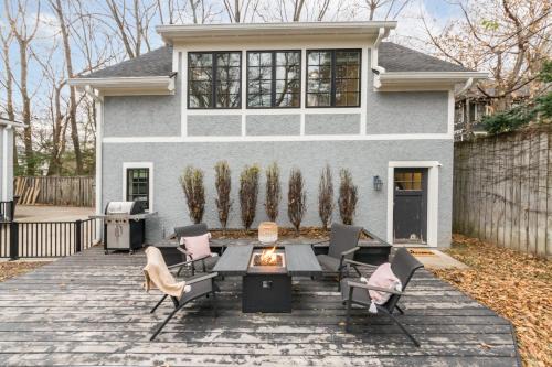 North Burns Park Appartement | Modern Tudor Style Carriage House - Patio & grill