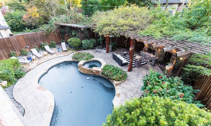 Greenland Hills Maison | Tudor moderne au coeur de Dallas avec Backyard Oasis