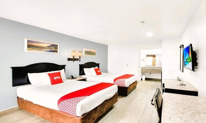 Oakville Hôtel | Modern Unit Near Agave Jalisco – Pet Friendly, On‑site Parking & Pool