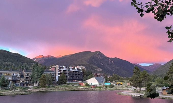 Lakeside Village Copropriété | Modern updated condo. Mountain & lake views!