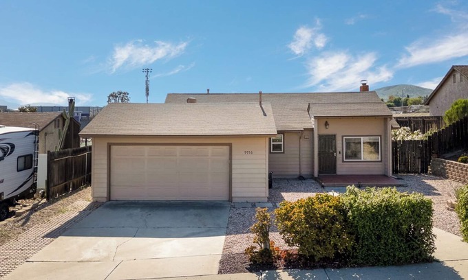 Santee Maison | Modern, Updated House In Santee with Wifi, AC, and Yard