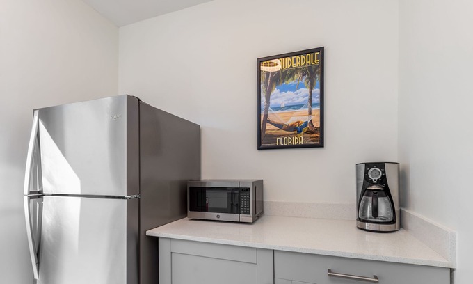 Colee Hammock Appartement | Modern & Updated Suite. Walk to Las Olas!