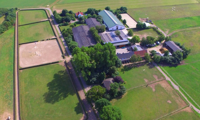 Geldern Appartement | Modern vacation apartment with views of horse pastures and courtyard