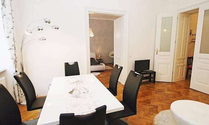 Schottenfeld Appartement | Modern vacation apartment (70sqm) for 4 people with kitchen