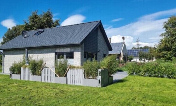 Wiefelstede Maison | Modern vacation home on Lake Bernstein! Close to the beach and family-friendly!