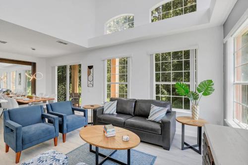 Windwood Bay Maison | Modern Vacation Home Minutes Away From The Parks