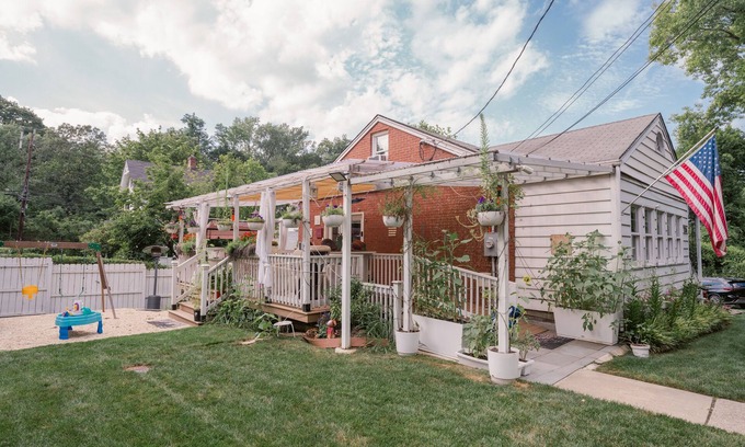 Roslyn Maison | Modern vibe w/historic Roslyn home on Long Island