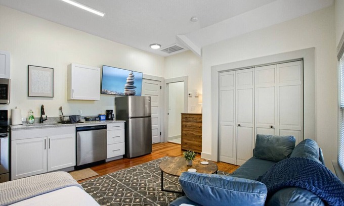 Hough Appartement | Modern Victorian Studio: Steps to Cleveland Clinic
