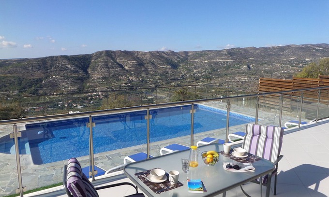 Laneia Villa | Villa moderne 5 en suite Bed-set dans les contreforts Troodos-piscine privée-vue imprenable