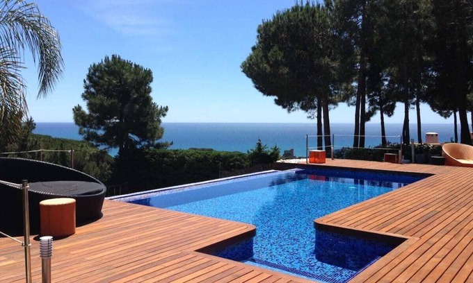 Sant Pol De Mar Villa | Villa moderne avec vue sur l'océan, piscine à débordement, jardin et Wi-Fi.