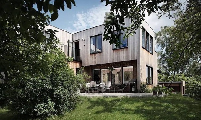 Viggbyholm Villa | Modern villa with generous open spaces and fantastic lakeside location